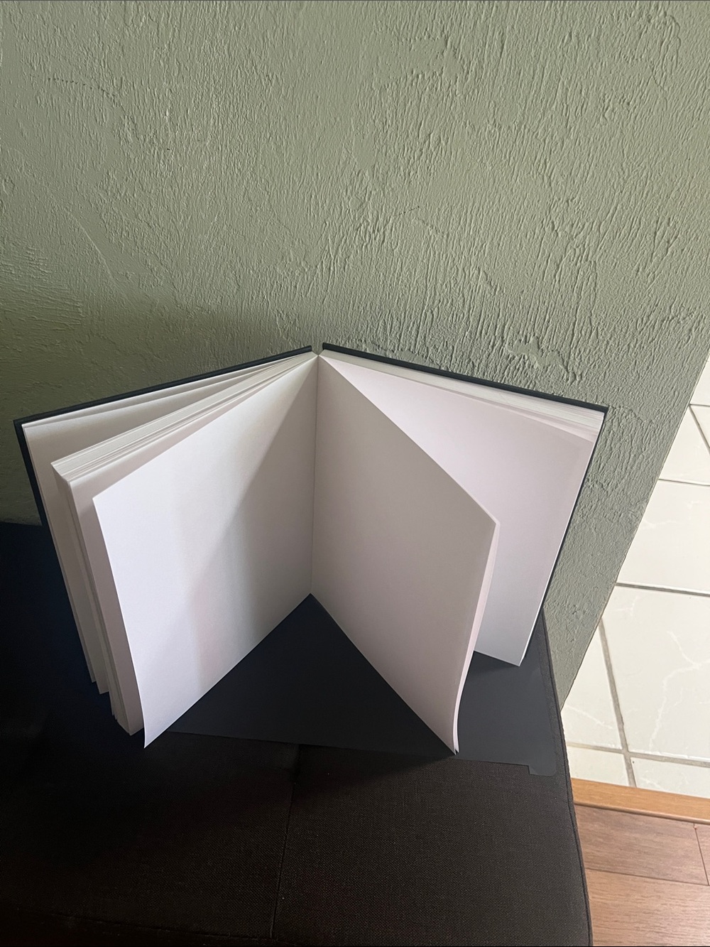 #2790**Artist's Loft Black Sketchbook - 8.5 x 11 - Picture 4 of 17